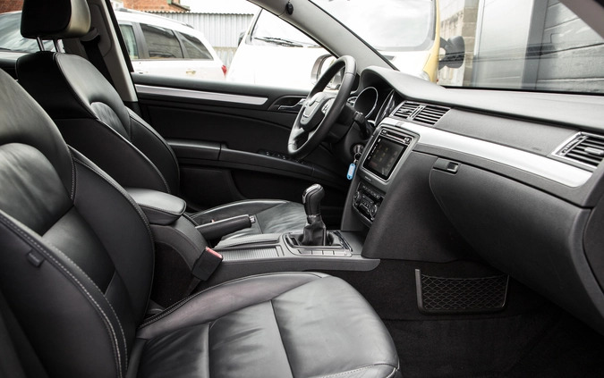 Skoda Superb cena 31900 przebieg: 194000, rok produkcji 2010 z Duszniki-Zdrój małe 497
